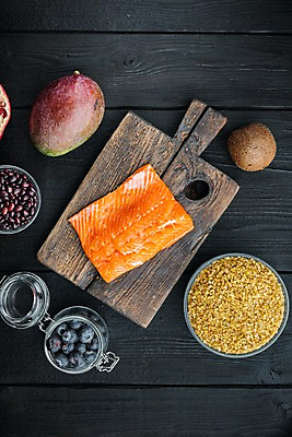 포토 JPG 해외이미지 라이프스타일 검은배경 실내 키위 사람없음 신선 블루베리 연어 망고 나무도마 해외포토 백그라운드 과일 도마 어류 내부 생활 목재 검은색 열대과일 파일형식