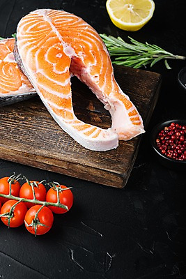 포토 JPG 해외이미지 방울토마토 검은배경 실내 사람없음 신선 연어 로즈메리 나무도마 연어스테이크 통후추 해외포토 백그라운드 토마토 도마 어류 스테이크 내부 목재 검은색 허브 후추 파일형식