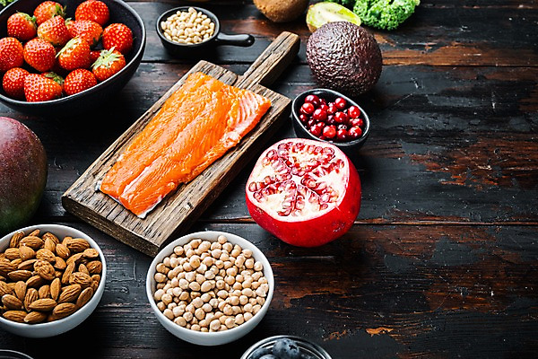 포토 JPG 해외이미지 그릇 딸기 실내 키위 사람없음 신선 연어 아몬드 석류 망고 아보카도 나무도마 나무탁자 병아리콩 카피스페이스 해외포토 식기 과일 탁자 콩 도마 어류 내부 목재 공백 견과류 열대과일 파일형식