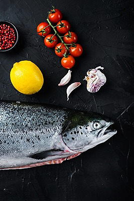 포토 JPG 해외이미지 방울토마토 검은배경 실내 마늘 사람없음 신선 레몬 연어 통후추 해외포토 백그라운드 토마토 채소 과일 어류 내부 검은색 후추 파일형식