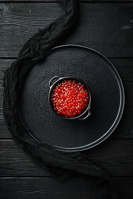 포토 JPG 해외이미지 그릇 접시 검은배경 실내 사람없음 하이앵글 연어알 해외포토 식기 뷰포인트 백그라운드 내부 알 검은색 파일형식