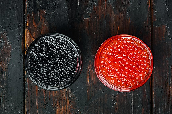 포토 JPG 해외이미지 유리병 실내 사람없음 하이앵글 나무탁자 연어알 캐비아 해외포토 뷰포인트 식재료 탁자 병_용기 내부 알 파일형식