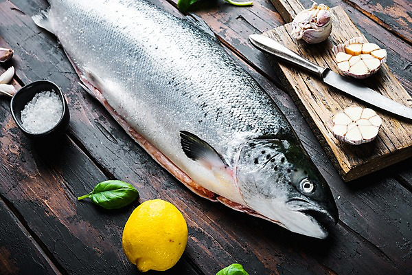 포토 JPG 해외이미지 한마리 실내 마늘 사람없음 신선 나이프 레몬 소금 연어 바질 나무도마 나무탁자 해외포토 1 식기 채소 과일 탁자 도마 어류 내부 목재 칼 파일형식