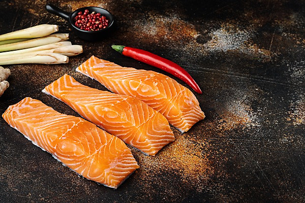 포토 JPG 해외이미지 그릇 고추 실내 사람없음 신선 연어 생강 레몬그라스 통후추 카피스페이스 갈색배경 해외포토 식기 백그라운드 채소 어류 내부 갈색 공백 후추 파일형식