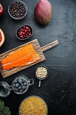 포토 JPG 해외이미지 회색배경 검은배경 유리병 실내 사람없음 신선 블루베리 연어 망고 잣 나무도마 크랜베리 카피스페이스 해외포토 열매 백그라운드 과일 병_용기 도마 어류 내부 목재 검은색 공백 회색 견과류 열대과일 파일형식