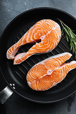 포토 JPG 해외이미지 회색배경 실내 사람없음 신선 프라이팬 연어 해외포토 백그라운드 주방용품 어류 내부 회색 파일형식