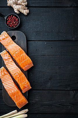 포토 JPG 해외이미지 그릇 검은배경 실내 사람없음 신선 연어 생강 나무도마 레몬그라스 통후추 카피스페이스 해외포토 식기 백그라운드 채소 도마 어류 내부 목재 검은색 공백 후추 파일형식