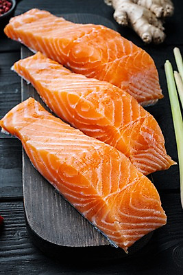 포토 JPG 해외이미지 실내 근접촬영 사람없음 신선 연어 생강 로즈메리 나무도마 나무탁자 해외포토 뷰포인트 채소 탁자 도마 어류 내부 목재 허브 파일형식