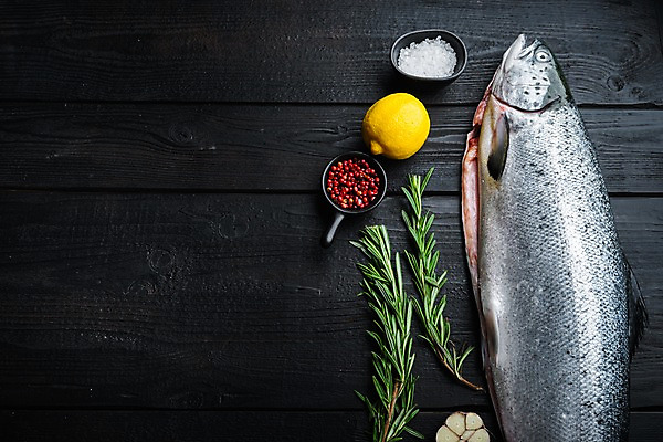 포토 JPG 해외이미지 검은배경 실내 마늘 사람없음 신선 레몬 소금 연어 로즈메리 통후추 카피스페이스 해외포토 백그라운드 채소 과일 어류 내부 검은색 공백 허브 후추 파일형식