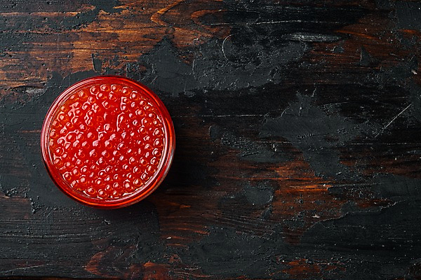 포토 JPG 해외이미지 유리병 실내 사람없음 하이앵글 나무탁자 연어알 카피스페이스 해외포토 뷰포인트 탁자 병_용기 내부 알 공백 파일형식