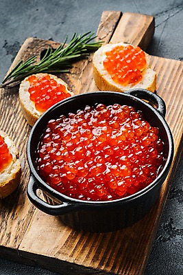 포토 JPG 해외이미지 그릇 회색배경 실내 사람없음 바게트 카나페 로즈메리 나무도마 연어알 해외포토 식기 빵 백그라운드 도마 서양음식 내부 목재 알 회색 허브 파일형식