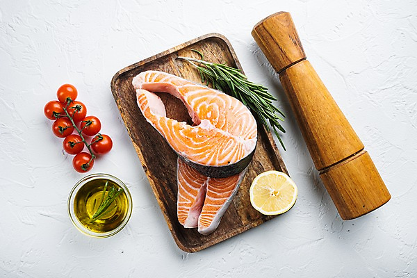 포토 JPG 해외이미지 방울토마토 실내 사람없음 신선 올리브오일 레몬 흰배경 연어 유리그릇 로즈메리 나무쟁반 후추갈이 해외포토 그릇 백그라운드 토마토 과일 유리 쟁반 어류 내부 목재 흰색 기름_음식 허브 분쇄기 파일형식