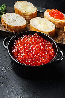 포토 JPG 해외이미지 그릇 검은배경 실내 사람없음 바게트 카나페 버터 나무도마 연어알 해외포토 식기 빵 백그라운드 도마 서양음식 내부 목재 알 검은색 파일형식