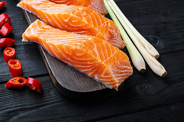 포토 JPG 해외이미지 고추 검은배경 실내 사람없음 신선 슬라이스 연어 나무도마 레몬그라스 해외포토 백그라운드 채소 도마 어류 내부 목재 검은색 파일형식