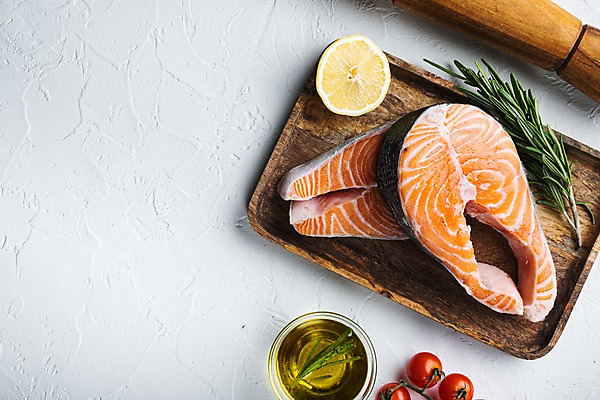 포토 JPG 해외이미지 방울토마토 실내 사람없음 하이앵글 신선 올리브오일 레몬 흰배경 연어 유리그릇 로즈메리 나무쟁반 후추갈이 카피스페이스 해외포토 그릇 뷰포인트 백그라운드 토마토 과일 유리 쟁반 어류 내부 목재 공백 흰색 기름_음식 허브 분쇄기 파일형식