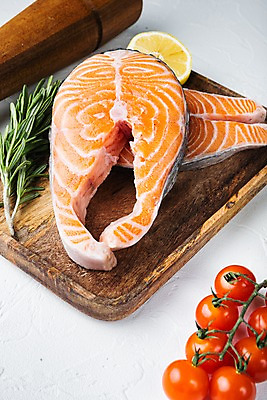 포토 JPG 해외이미지 방울토마토 실내 사람없음 신선 레몬 흰배경 연어 로즈메리 나무쟁반 후추갈이 해외포토 백그라운드 토마토 과일 쟁반 어류 내부 목재 흰색 허브 분쇄기 파일형식