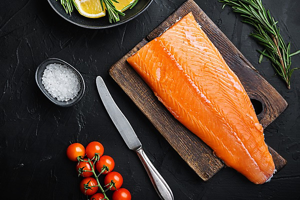 포토 JPG 해외이미지 그릇 방울토마토 검은배경 실내 사람없음 신선 나이프 레몬 소금 연어 로즈메리 나무도마 해외포토 식기 백그라운드 토마토 과일 도마 어류 내부 목재 검은색 칼 허브 파일형식