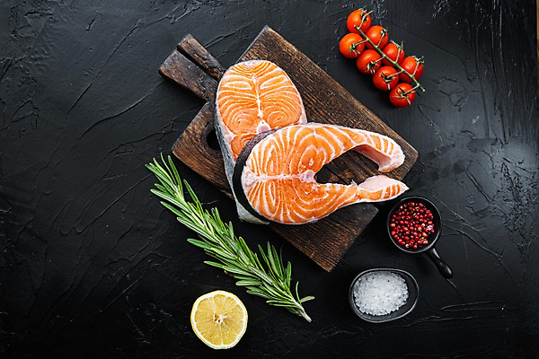 포토 JPG 해외이미지 방울토마토 검은배경 실내 사람없음 신선 레몬 소금 연어 로즈메리 나무도마 통후추 카피스페이스 해외포토 백그라운드 토마토 과일 도마 어류 내부 목재 검은색 공백 허브 후추 파일형식
