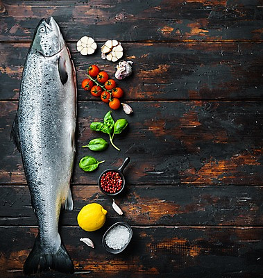 포토 JPG 해외이미지 한마리 그릇 방울토마토 실내 마늘 사람없음 하이앵글 신선 레몬 소금 연어 후추 바질 나무탁자 카피스페이스 해외포토 1 식기 뷰포인트 토마토 채소 과일 탁자 어류 내부 공백 향신료 파일형식