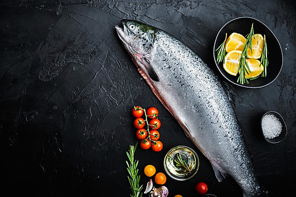 포토 JPG 해외이미지 그릇 방울토마토 검은배경 실내 마늘 사람없음 신선 올리브오일 레몬 소금 연어 유리그릇 로즈메리 해외포토 식기 백그라운드 토마토 채소 과일 유리 어류 내부 검은색 기름_음식 허브 파일형식