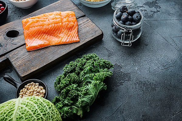 포토 JPG 해외이미지 회색배경 유리병 실내 사람없음 신선 양배추 블루베리 연어 잣 나무도마 케일 해외포토 백그라운드 채소 과일 병_용기 도마 어류 내부 목재 회색 견과류 파일형식