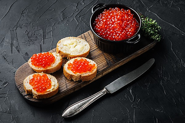 포토 JPG 해외이미지 그릇 검은배경 실내 사람없음 나이프 바게트 카나페 버터 나무도마 연어알 해외포토 식기 빵 백그라운드 도마 서양음식 내부 목재 알 검은색 칼 파일형식