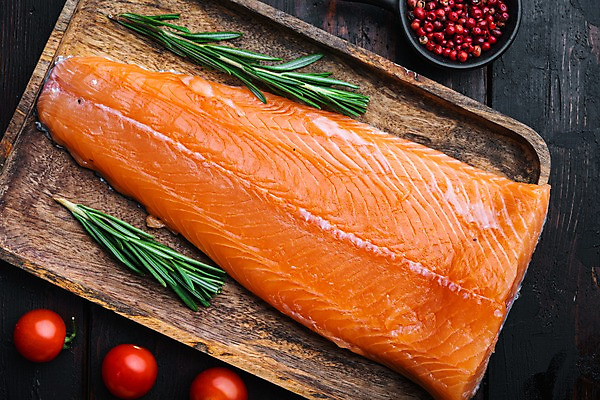 포토 JPG 해외이미지 그릇 방울토마토 실내 사람없음 하이앵글 신선 연어 후추 로즈메리 나무쟁반 나무탁자 해외포토 식기 뷰포인트 토마토 탁자 쟁반 어류 내부 목재 허브 향신료 파일형식