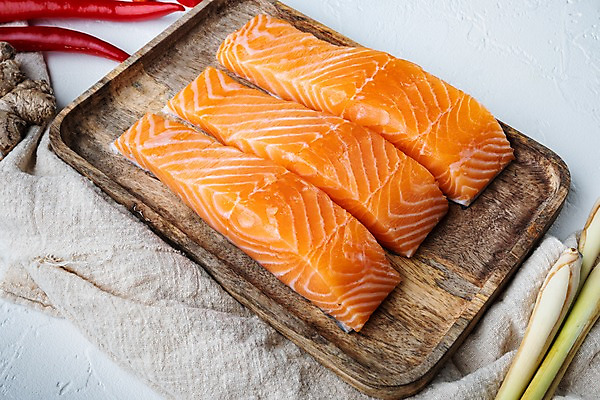 포토 JPG 해외이미지 고추 실내 사람없음 신선 허브 흰배경 연어 생강 나무쟁반 연어스테이크 해외포토 식물 백그라운드 채소 쟁반 어류 스테이크 내부 목재 흰색 파일형식