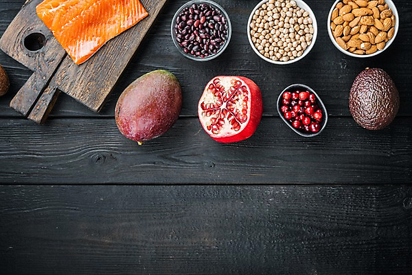 포토 JPG 해외이미지 검은배경 실내 사람없음 신선 연어 아몬드 석류 망고 아보카도 나무도마 병아리콩 크랜베리 해외포토 열매 백그라운드 과일 콩 도마 어류 내부 목재 검은색 견과류 열대과일 파일형식