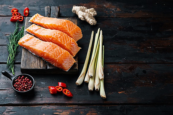 포토 JPG 해외이미지 그릇 고추 실내 사람없음 신선 연어 생강 로즈메리 나무도마 나무탁자 레몬그라스 통후추 카피스페이스 해외포토 식기 채소 탁자 도마 어류 내부 목재 공백 허브 후추 파일형식