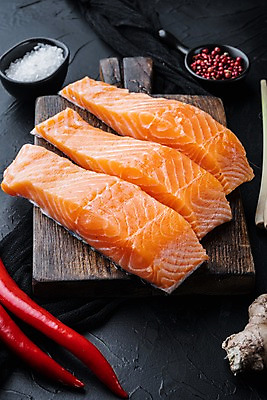 포토 JPG 해외이미지 검은배경 실내 사람없음 신선 허브 소금 연어 생강 나무도마 통후추 해외포토 식물 백그라운드 채소 도마 어류 내부 목재 검은색 후추 파일형식