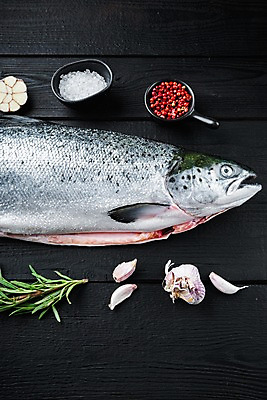 포토 JPG 해외이미지 검은배경 실내 마늘 사람없음 신선 소금 연어 로즈메리 통후추 해외포토 백그라운드 채소 어류 내부 검은색 허브 후추 파일형식