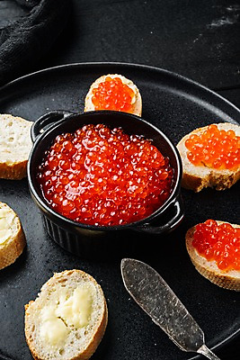 포토 JPG 해외이미지 그릇 접시 검은배경 실내 사람없음 바게트 천 카나페 버터 버터나이프 연어알 해외포토 식기 빵 백그라운드 서양음식 내부 알 검은색 직물 나이프 파일형식