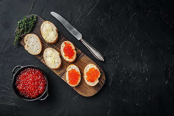 포토 JPG 해외이미지 그릇 검은배경 실내 사람없음 나이프 바게트 카나페 버터 나무도마 백리향 연어알 카피스페이스 해외포토 식기 빵 백그라운드 도마 서양음식 내부 목재 알 검은색 공백 칼 파일형식