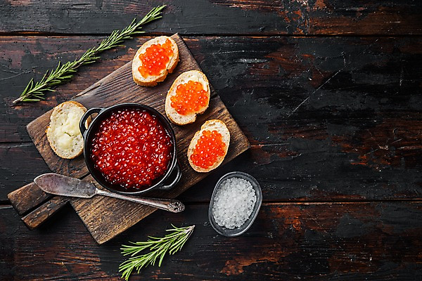 포토 JPG 해외이미지 그릇 실내 사람없음 하이앵글 나이프 바게트 카나페 소금 버터 로즈메리 나무도마 나무탁자 버터나이프 연어알 카피스페이스 해외포토 식기 빵 뷰포인트 탁자 도마 서양음식 내부 목재 알 공백 칼 허브 파일형식