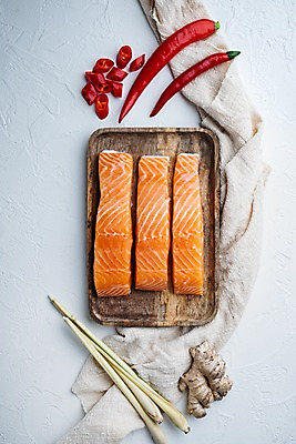 포토 JPG 해외이미지 고추 실내 사람없음 하이앵글 신선 흰배경 연어 생강 나무쟁반 레몬그라스 해외포토 뷰포인트 백그라운드 채소 쟁반 어류 내부 목재 흰색 파일형식
