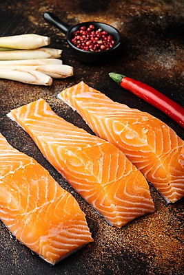 포토 JPG 해외이미지 그릇 고추 실내 사람없음 신선 연어 레몬그라스 연어스테이크 통후추 갈색배경 해외포토 식기 백그라운드 채소 어류 스테이크 내부 갈색 후추 파일형식