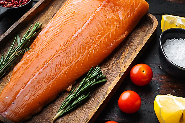 포토 JPG 해외이미지 그릇 방울토마토 실내 사람없음 신선 레몬 소금 연어 로즈메리 나무쟁반 나무탁자 해외포토 식기 토마토 과일 탁자 쟁반 어류 내부 목재 허브 파일형식