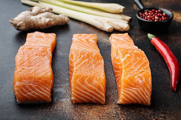 포토 JPG 해외이미지 그릇 고추 실내 사람없음 신선 연어 생강 레몬그라스 통후추 갈색배경 해외포토 식기 백그라운드 채소 어류 내부 갈색 후추 파일형식