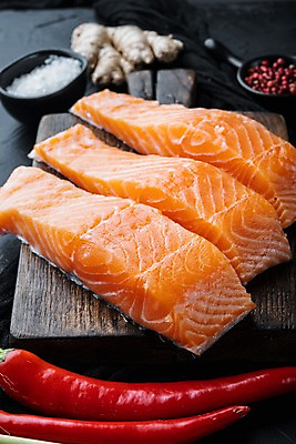 포토 JPG 해외이미지 그릇 고추 검은배경 실내 근접촬영 사람없음 신선 소금 연어 생강 나무도마 통후추 해외포토 식기 뷰포인트 백그라운드 채소 도마 어류 내부 목재 검은색 후추 파일형식