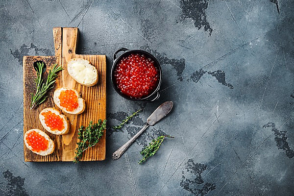 포토 JPG 해외이미지 회색배경 실내 사람없음 하이앵글 바게트 카나페 버터 로즈메리 나무도마 버터나이프 연어알 카피스페이스 해외포토 빵 뷰포인트 백그라운드 도마 서양음식 내부 목재 알 공백 회색 나이프 허브 파일형식