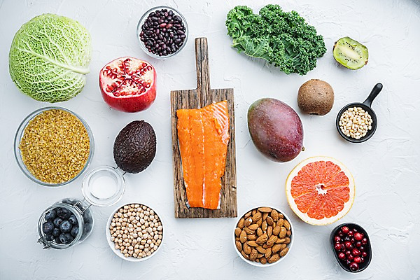 포토 JPG 해외이미지 그릇 과일 유리병 실내 키위 사람없음 하이앵글 신선 양상추 흰배경 유기농 양배추 블루베리 연어 아몬드 석류 망고 잣 아보카도 병아리콩 케일 해외포토 식기 웰빙 뷰포인트 백그라운드 채소 병_용기 콩 어류 내부 견과류 흰색 열대과일 파일형식