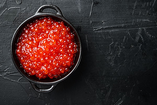 포토 JPG 해외이미지 그릇 검은배경 실내 사람없음 하이앵글 연어알 카피스페이스 해외포토 식기 뷰포인트 백그라운드 내부 알 검은색 공백 파일형식