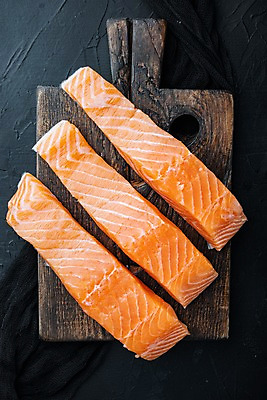 포토 JPG 해외이미지 검은배경 실내 사람없음 신선 연어 나무도마 해외포토 백그라운드 도마 어류 내부 목재 검은색 파일형식