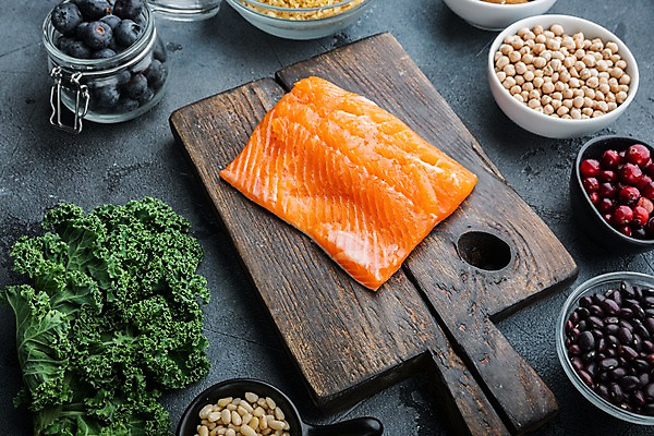 포토 JPG 해외이미지 회색배경 콩 실내 사람없음 신선 블루베리 연어 잣 나무도마 병아리콩 케일 크랜베리 해외포토 열매 백그라운드 채소 과일 곡류 도마 어류 내부 목재 회색 견과류 파일형식