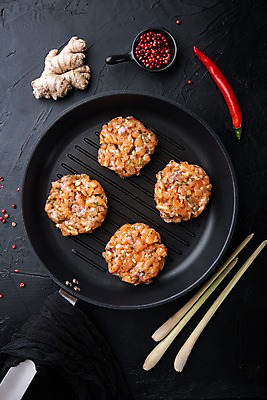 포토 JPG 해외이미지 그릇 고추 검은배경 실내 사람없음 프라이팬 연어 생강 패티 레몬그라스 통후추 해외포토 식기 백그라운드 채소 주방용품 어류 내부 검은색 후추 파일형식