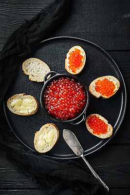 포토 JPG 해외이미지 그릇 접시 검은배경 실내 사람없음 하이앵글 바게트 천 카나페 버터 버터나이프 연어알 해외포토 식기 빵 뷰포인트 백그라운드 서양음식 내부 알 검은색 직물 나이프 파일형식