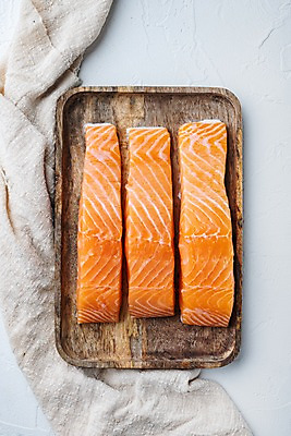 포토 JPG 해외이미지 실내 사람없음 하이앵글 신선 흰배경 연어 나무쟁반 해외포토 뷰포인트 백그라운드 쟁반 어류 내부 목재 흰색 파일형식