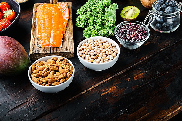 포토 JPG 해외이미지 그릇 딸기 유리병 실내 키위 사람없음 신선 블루베리 연어 아몬드 망고 나무도마 나무탁자 병아리콩 케일 카피스페이스 해외포토 식기 채소 과일 탁자 병_용기 콩 도마 어류 내부 목재 공백 견과류 열대과일 파일형식