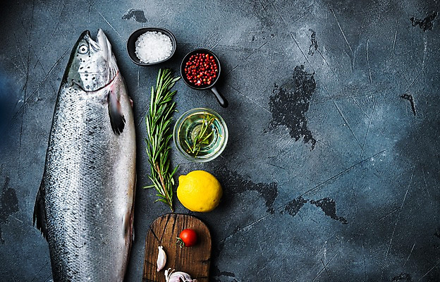 포토 JPG 해외이미지 방울토마토 회색배경 실내 사람없음 신선 올리브오일 레몬 소금 연어 로즈메리 나무도마 통후추 카피스페이스 해외포토 백그라운드 토마토 과일 도마 어류 내부 목재 공백 회색 기름_음식 허브 후추 파일형식